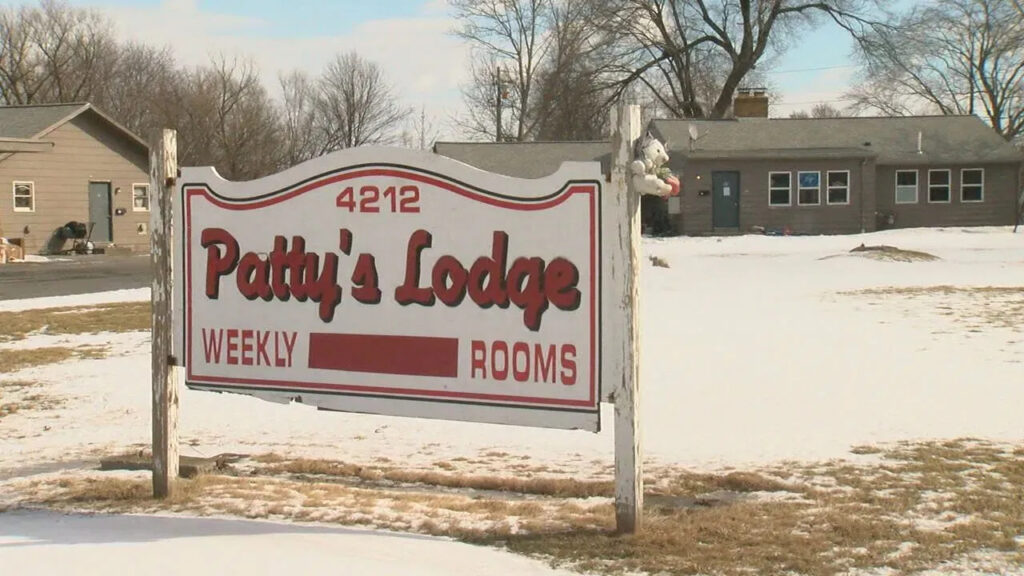 Patty’s Lodge -rakennus Hopewellissa perjantaina 14. helmikuuta 2025, päivä sen jälkeen, kun kotietsintä oli johtanut viiden henkilön pidätykseen Sam Nordquistin murhasta epäiltyinä.